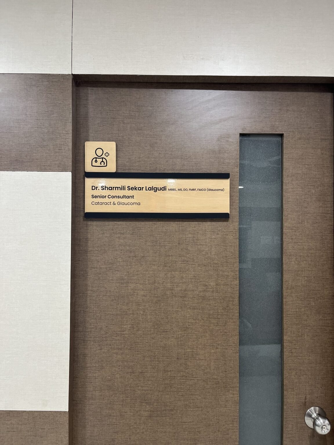 Consultant name plate and panel of doctors board